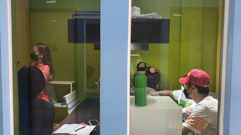 CIPのマンツーマン教室。ガラス張りの個室で授業を受ける留学生
