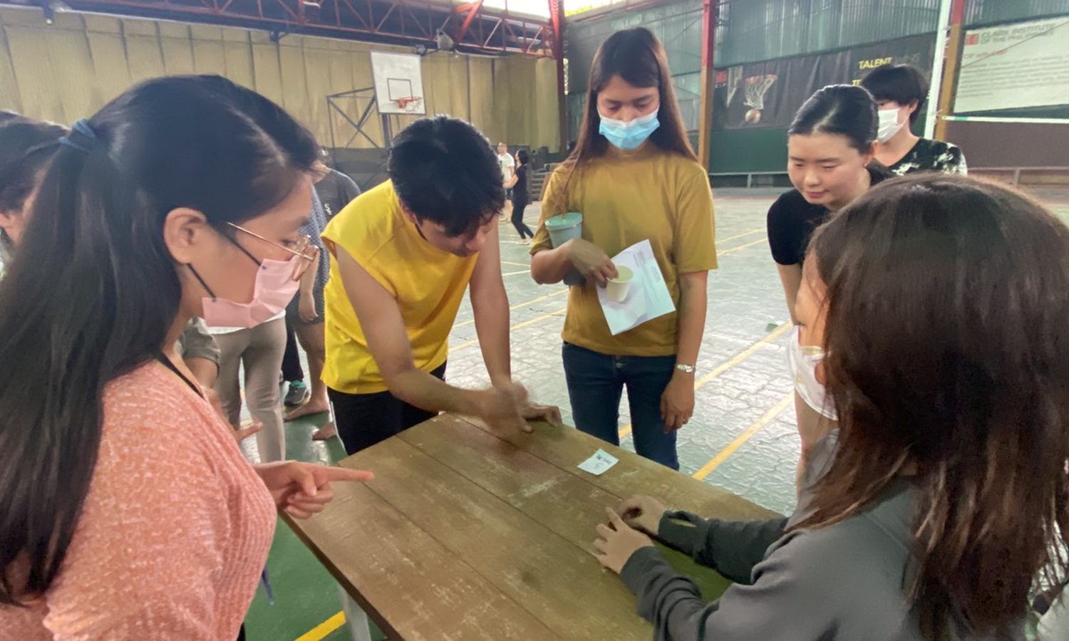CIPのイングリッシュデーでゲームをする留学生と講師