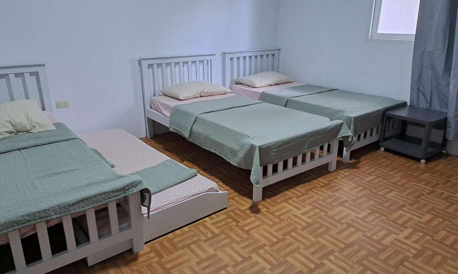 CIPの家族専用4人部屋。ベッドが3台並び、1台はスライド式で引き出せる