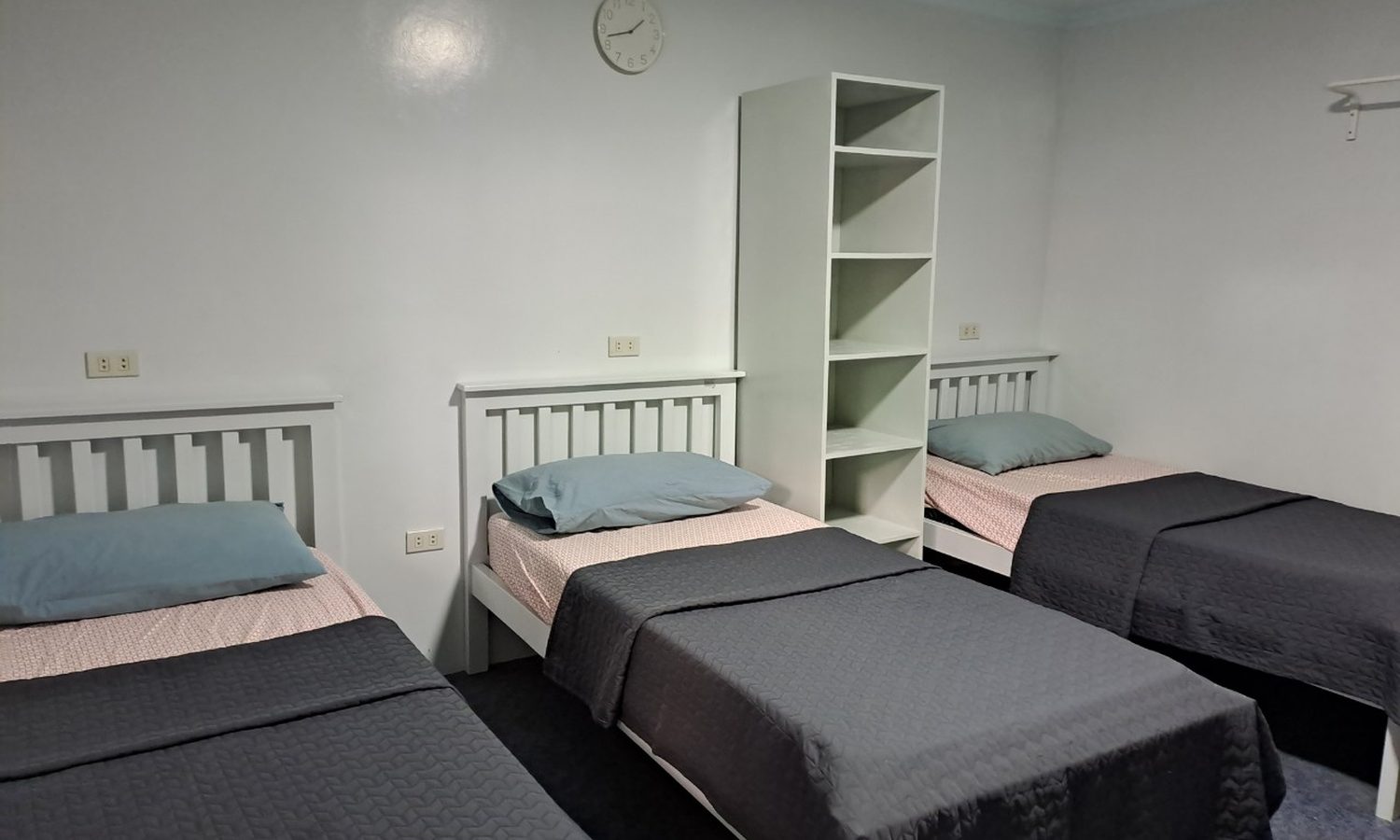 CIPの3人部屋。シングルベッド3台と棚がある