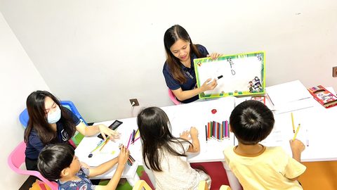 CLCのKids/Juniorコースの授業(子どもたちと講師)