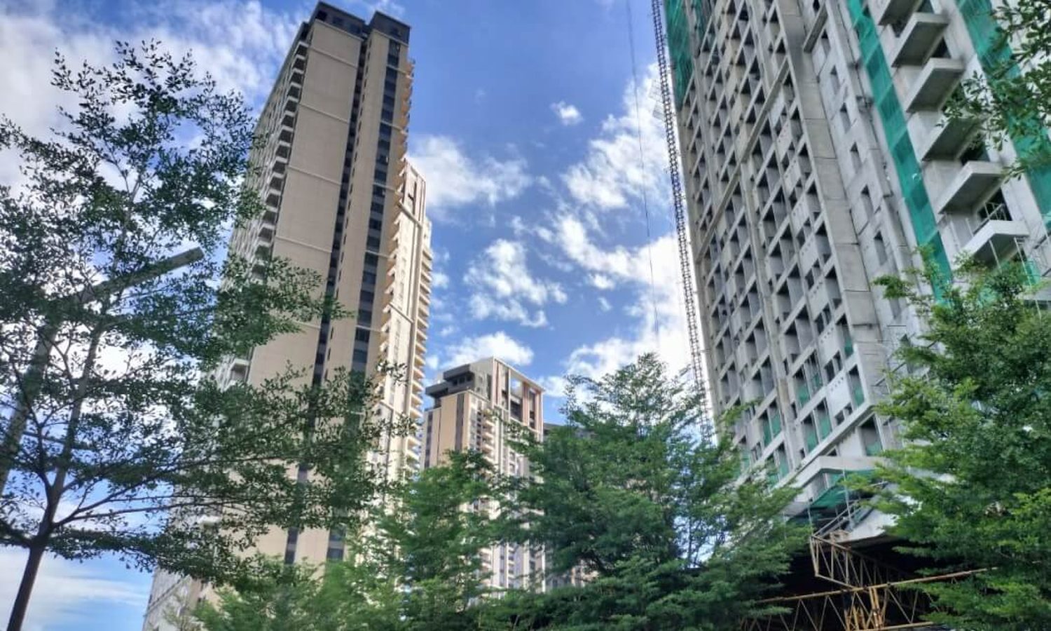 Bai Hotelからコンドミニアムへ歩く道(大通りを渡る)