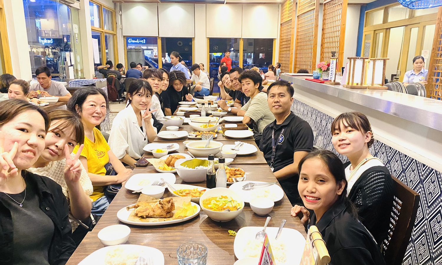 CLCの夕食アクティビティに集まった学生と講師