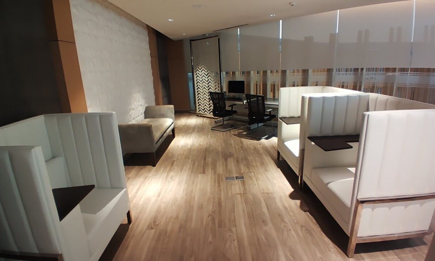 Bai Hotelのビジネスセンター(仕切りつきのソファ席)
