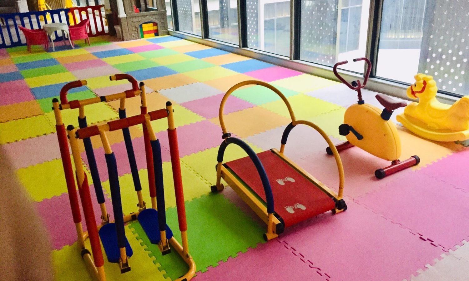 Bai Hotelのキッズルーム(カラフルなマットと遊具)