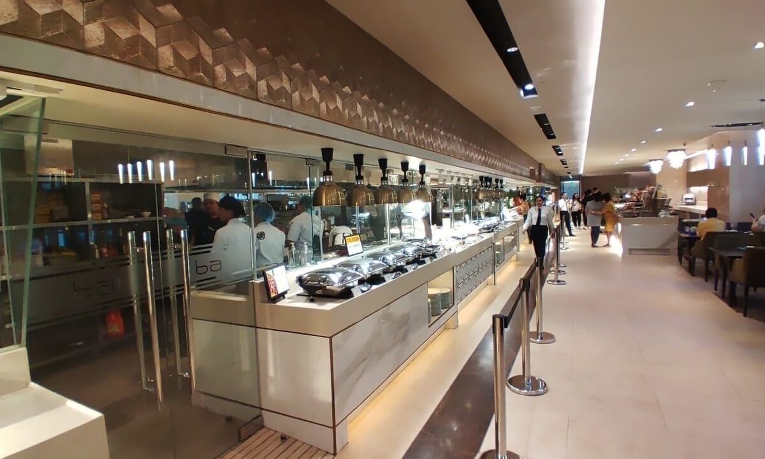 Bai Hotelのビュッフェレストラン「Café Bai」の料理が並ぶカウンター