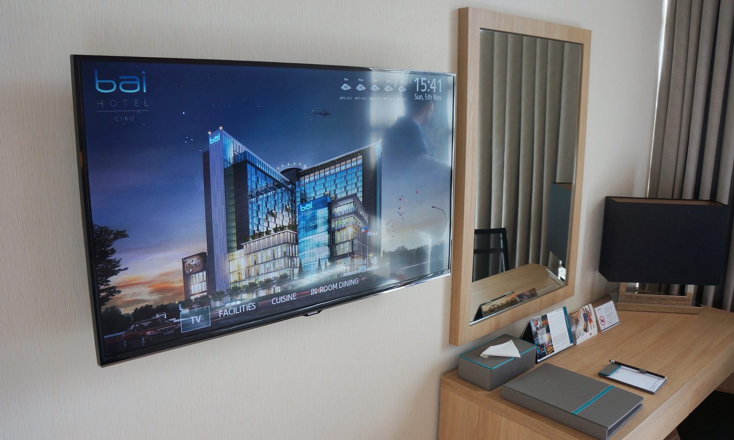 Bai Hotelデラックスルームのデスクとテレビ