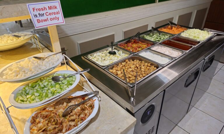 CPILSの食堂のビュッフェ台