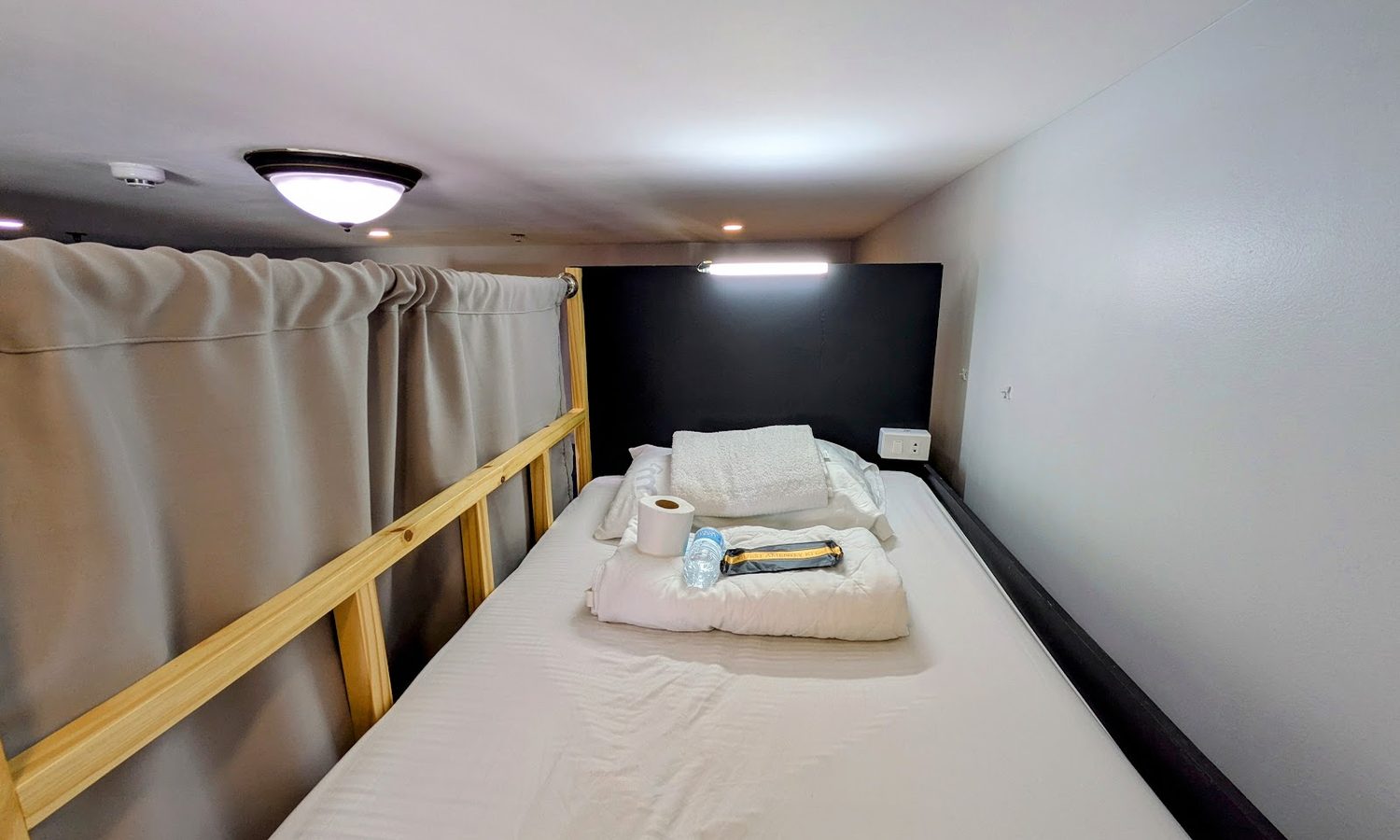 Curious Worldの4人部屋のベッド。カーテンで仕切れる
