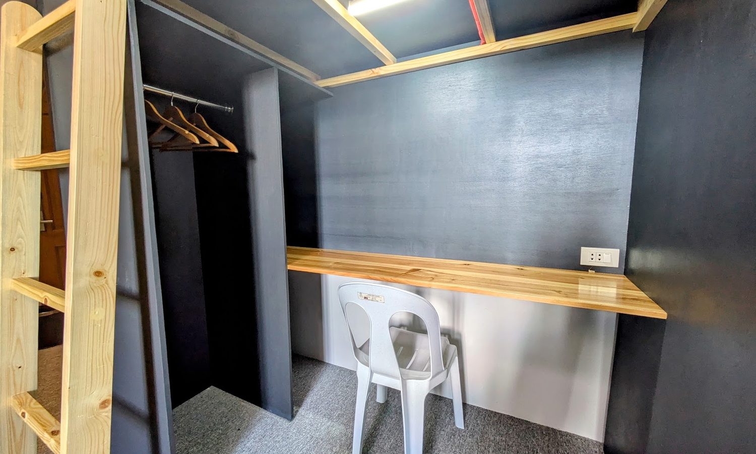 Curious Worldの4人部屋。ロフト式ベッドの下が1人ずつの机とクローゼット