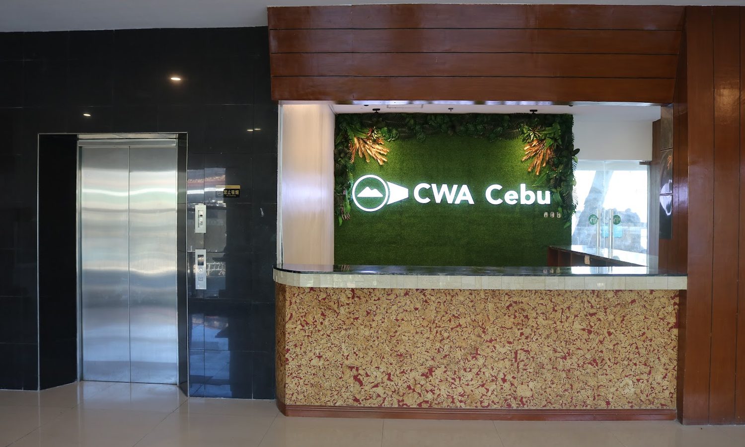 Curious Worldの1階受付。CWA Cebuのロゴが入ったカウンター