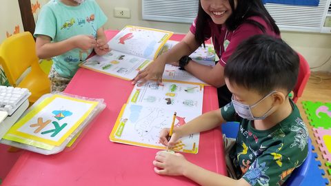CLARK WE ACADEMYの幼稚園で先生と学ぶ子ども（親子留学）