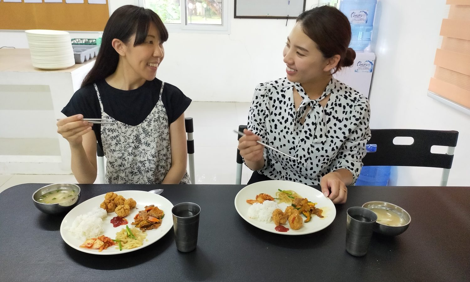 CLARK WE ACADEMYの学食で食事をする留学生
