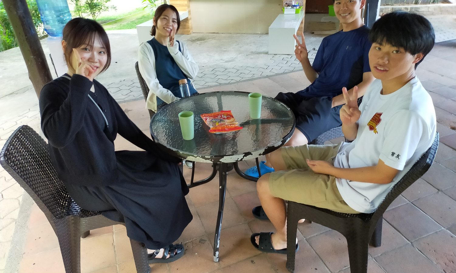 CLARK WE ACADEMYのラウンジで談笑する留学生