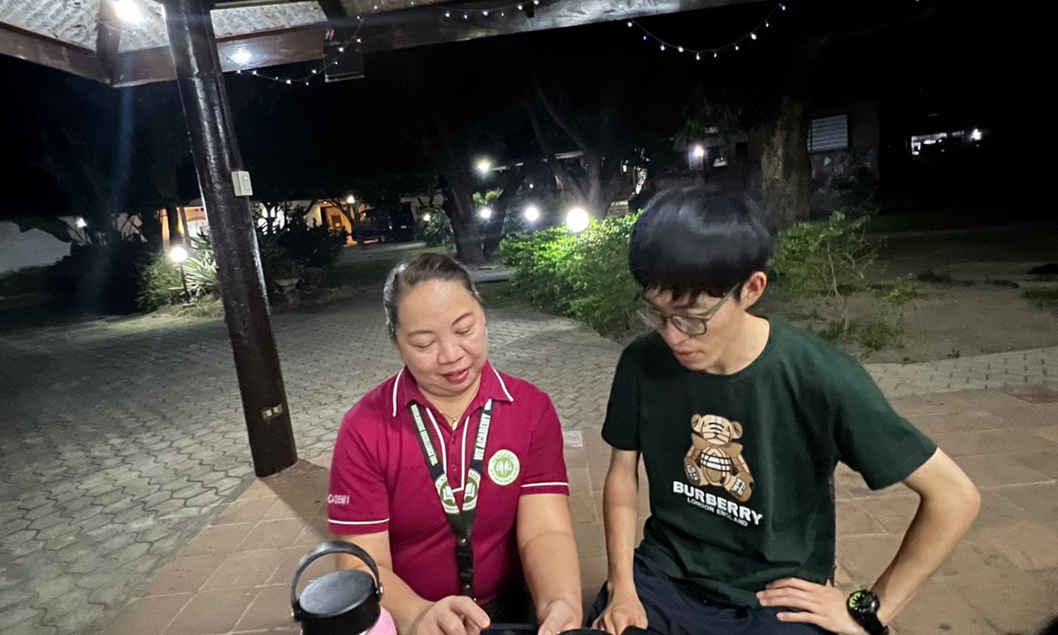 CLARK WE ACADEMYの夕食後のラウンジで講師と話す留学生