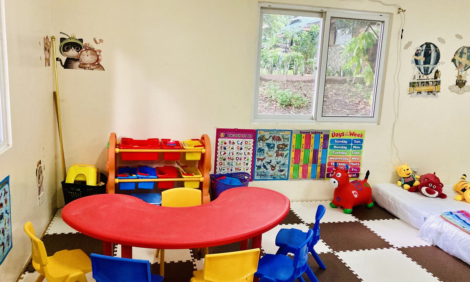 CLARK WE ACADEMYの幼稚園の教室（カラフルなマットと子ども用の机）