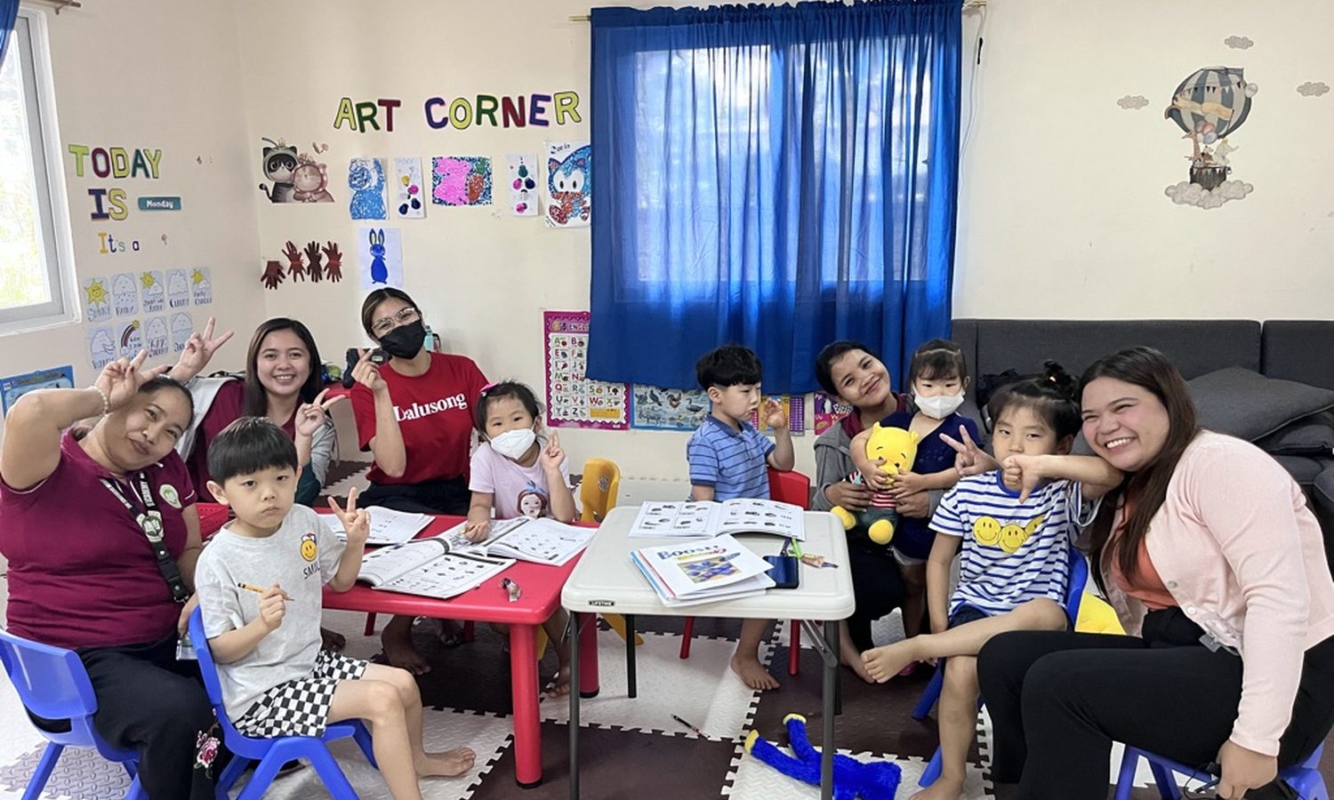 CLARK WE ACADEMYのキャンパス内の幼稚園で先生と学ぶ子どもたち