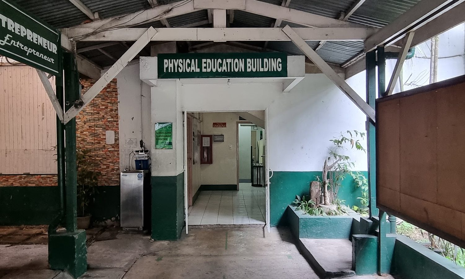 LLCの教室が入る体育館棟(Physical Education Building)の入口