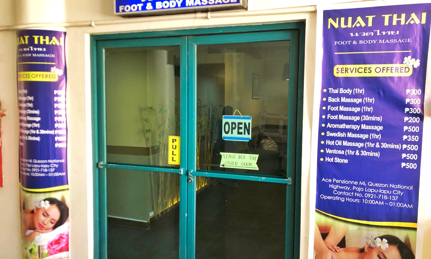 教室の隣にあるマッサージ店「NUAT THAI」の入口