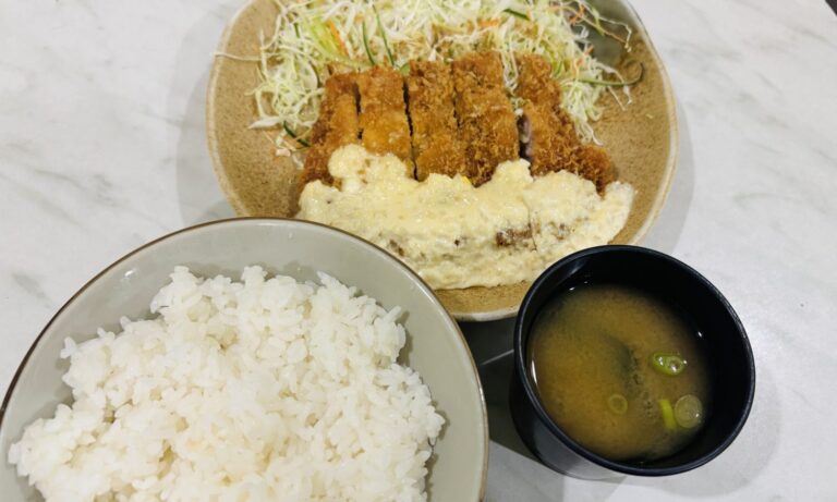 セブ英語倶楽部の専属シェフが作る夕食（とんかつ・ごはん・味噌汁）