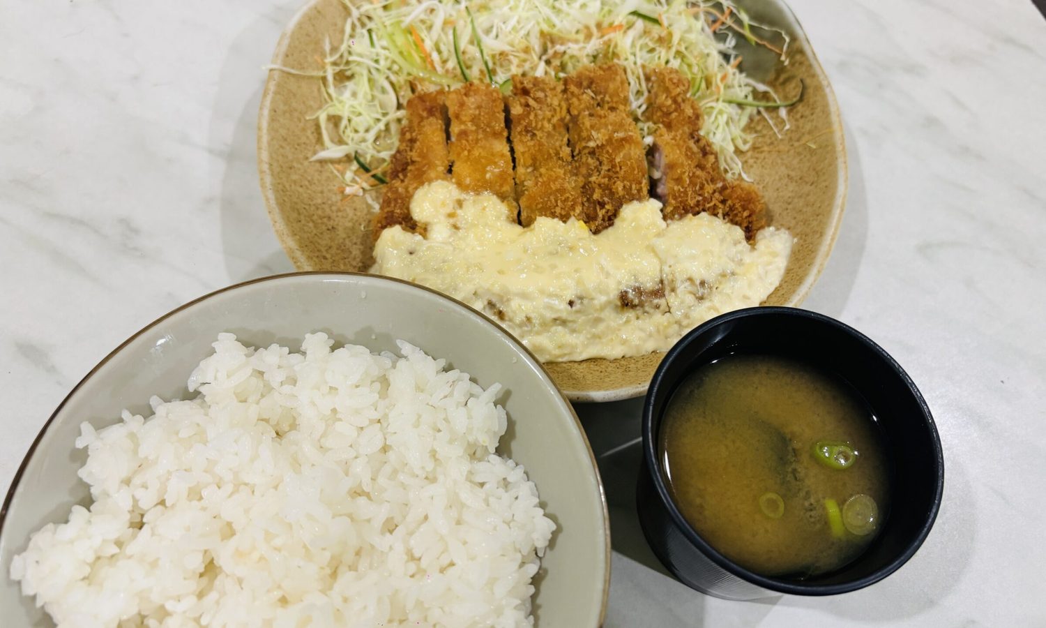 セブ英語倶楽部の専属シェフが作る夕食(とんかつ・ごはん・味噌汁)
