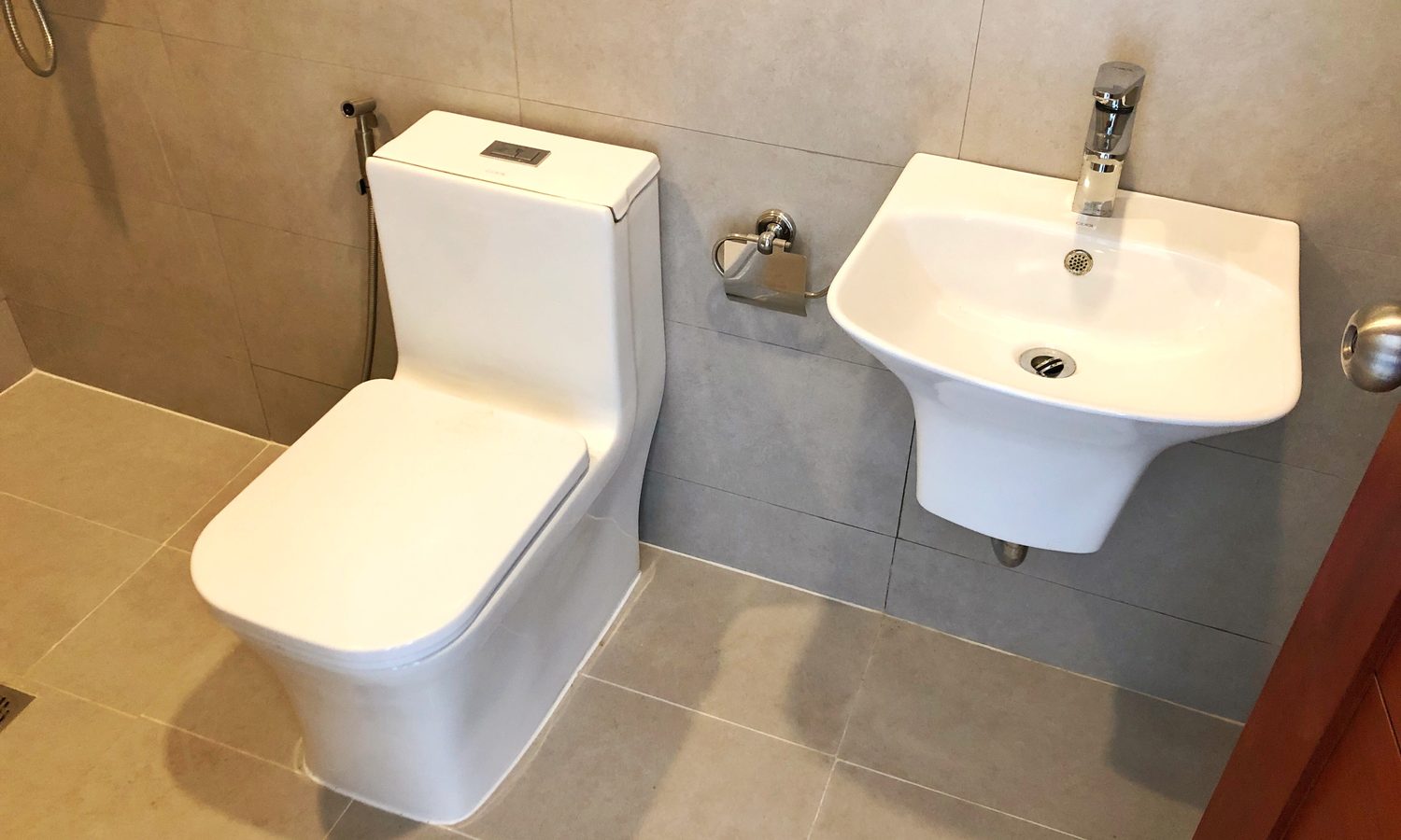 1人部屋のトイレと洗面台
