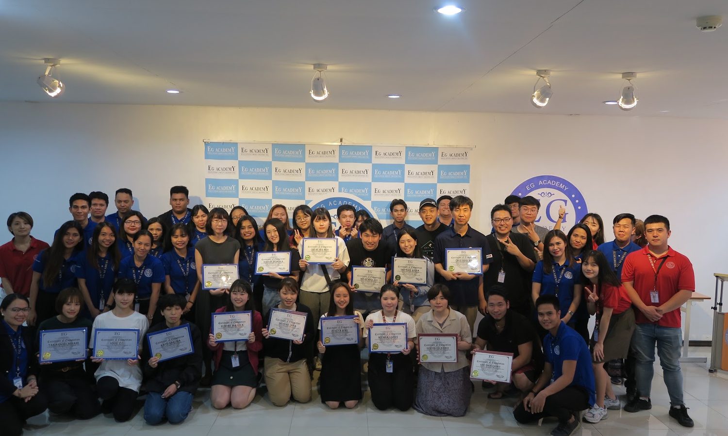 EG Academyの卒業式で修了証を持つ留学生