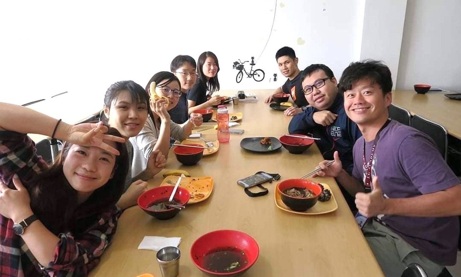 EG Academyのカフェテリアで食事をする多国籍の留学生