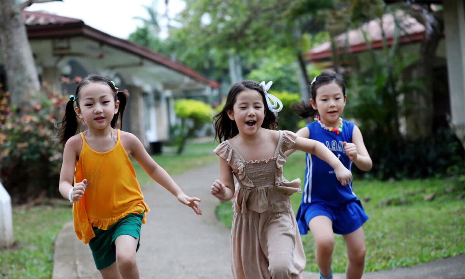 ELSAの芝生を走る子どもたち