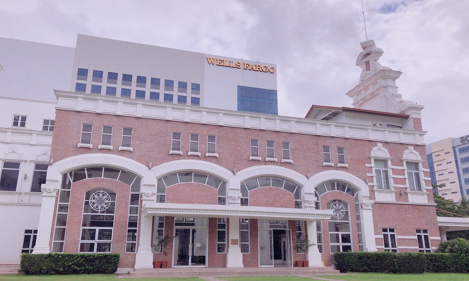 Enderun Colleges の大学キャンパス正面