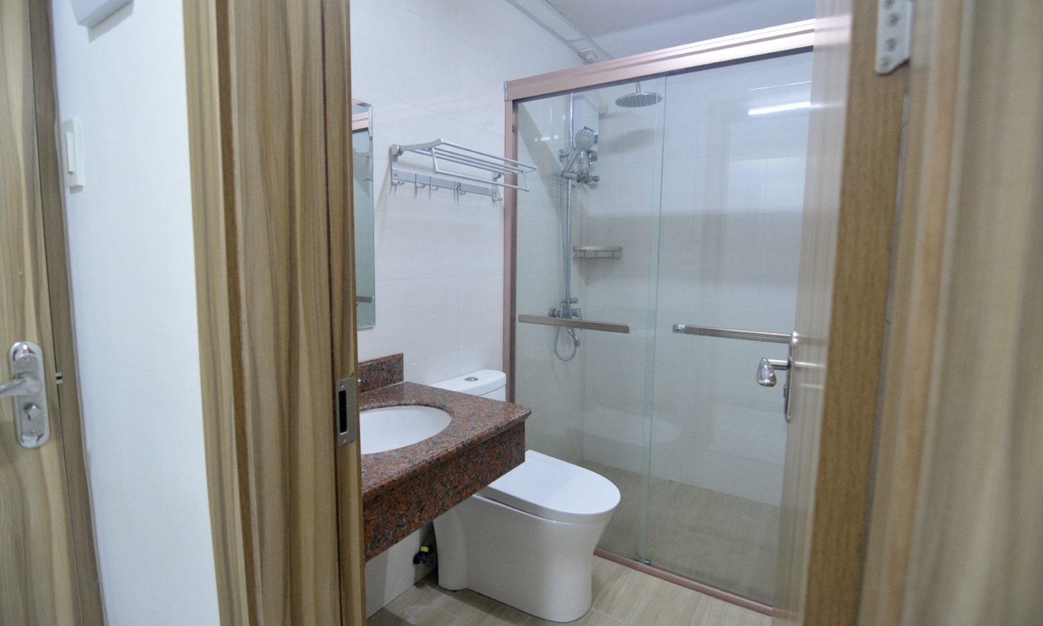 E-roomのお部屋のシャワー・トイレ(ガラス戸で仕切られたシャワーブース)