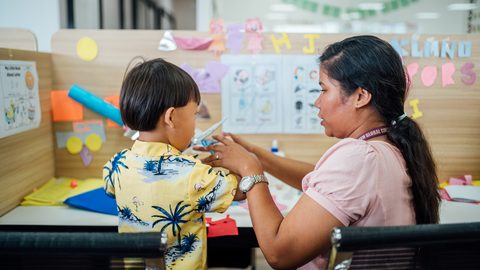 First EnglishのKidsコースの授業(工作をしながら英語を学ぶ)