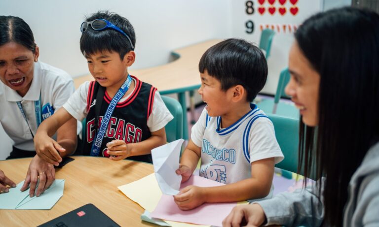 First Englishのキッズコースの授業（子ども2人と講師2人）