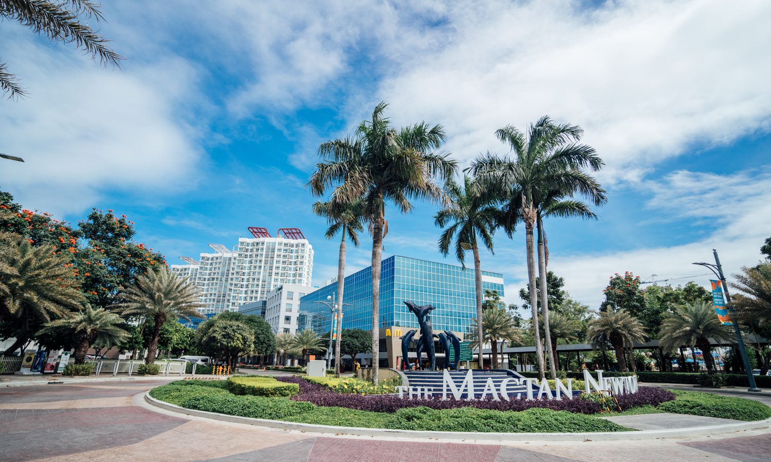 First Englishがあるマクタンニュータウンの入口(THE MACTAN NEWTOWNのモニュメント)