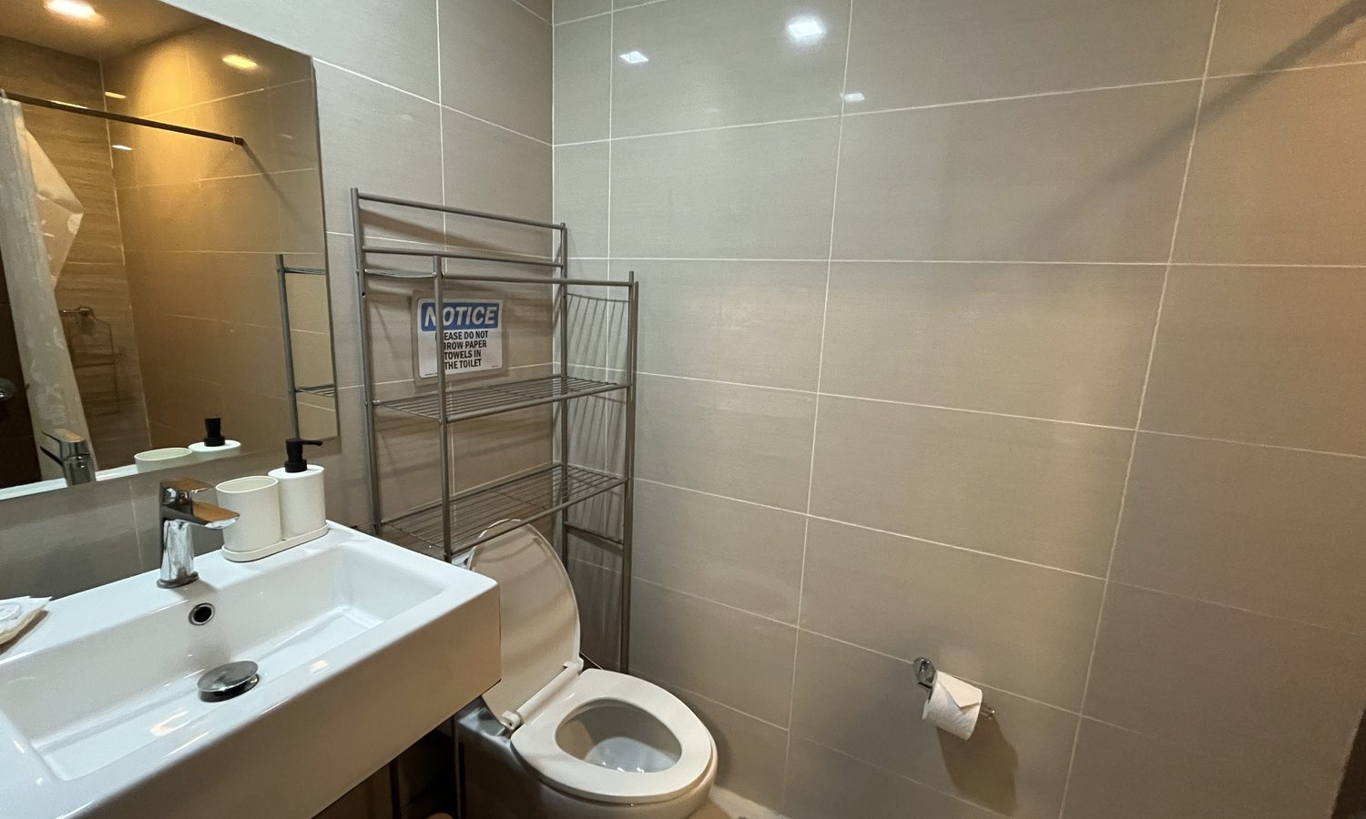 コンドミニアムのトイレとシャワー