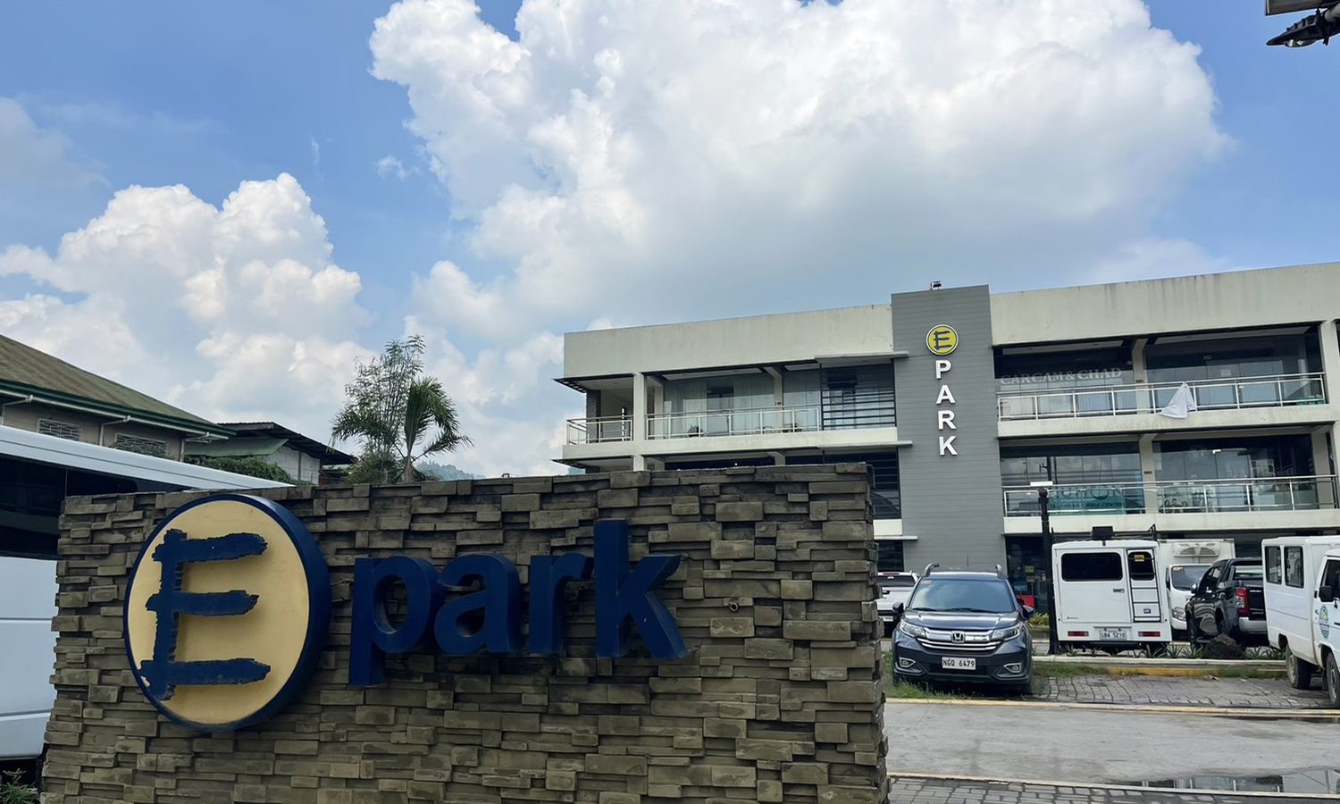 English Fella 1から徒歩2分の「E Park」。コンビニやレストラン、マッサージ店が入る