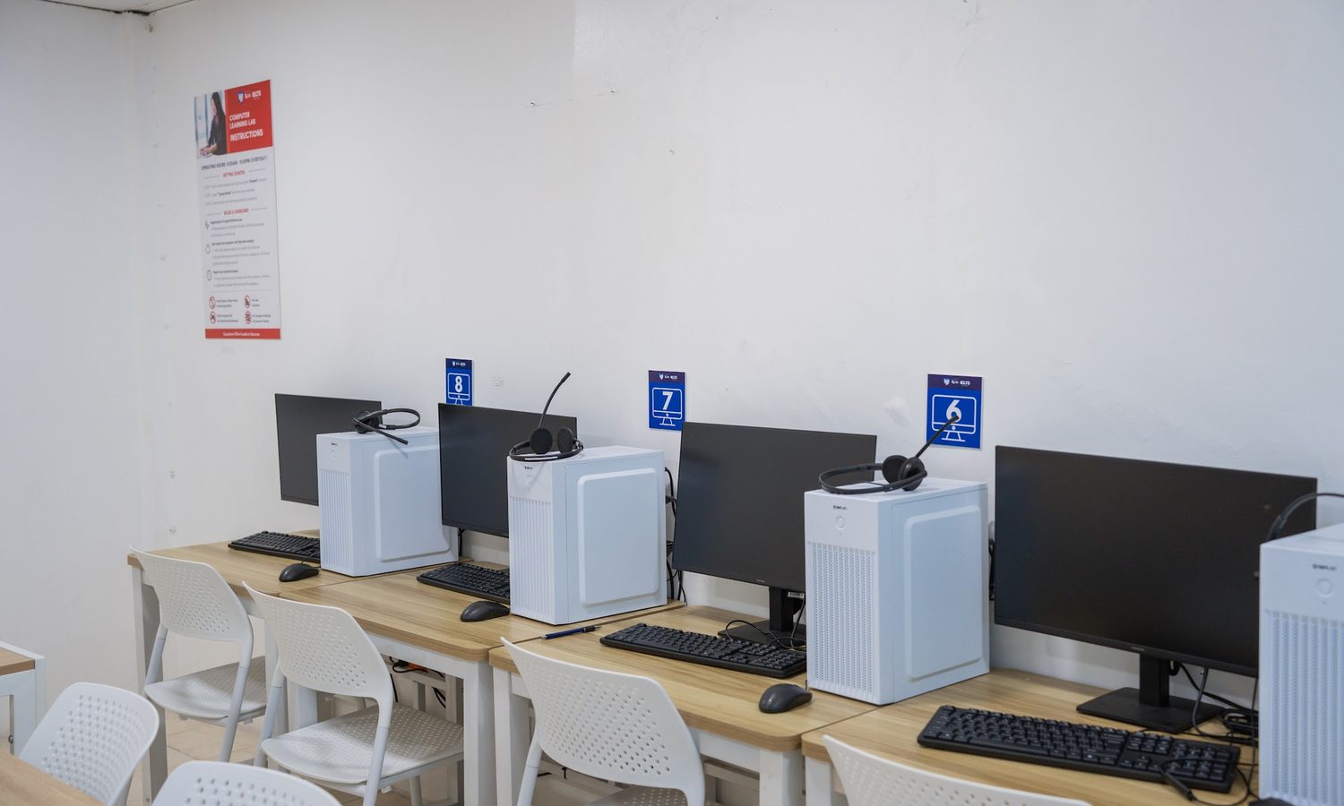 English Fella 1のコンピューターラボ。パソコンが並ぶ部屋