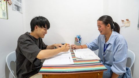 English Fella 1のマンツーマン授業。丸いテーブルで講師と留学生が向かい合う