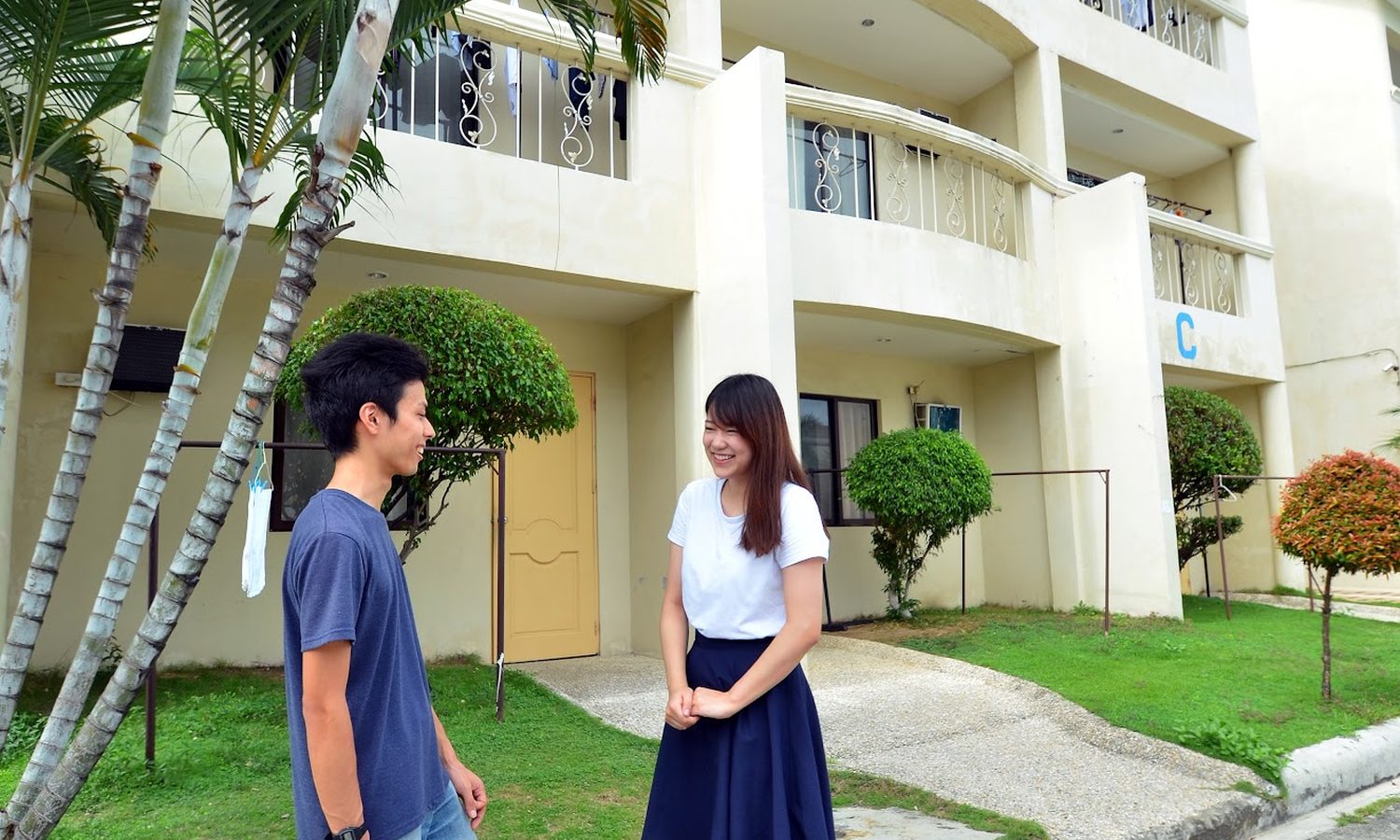 English Fella 1の寮の前で話す留学生2人