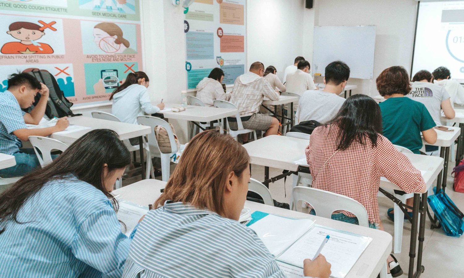 English Fella 1の入学初日のレベルテスト。教室で留学生が問題を解いている
