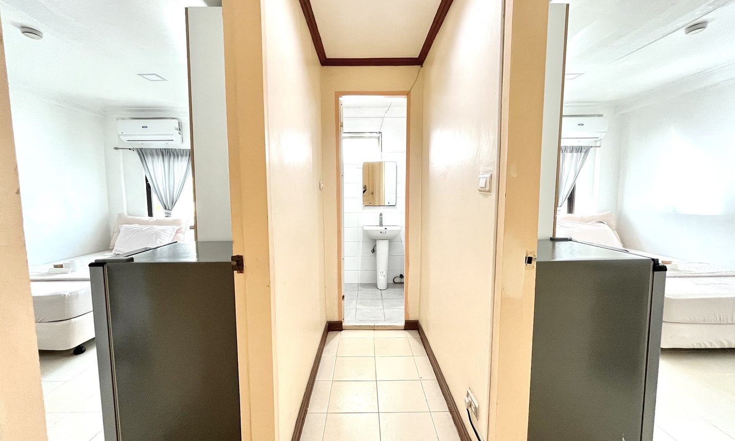 English Fella 1の1人部屋B。2つの個室のあいだにあるシャワー・トイレを2人で使う