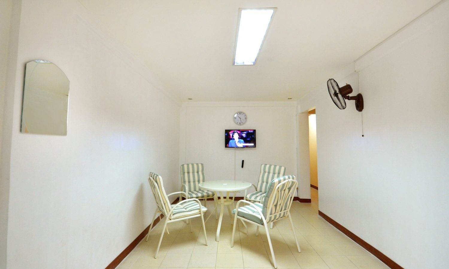 English Fella 1の1人部屋Bの共用リビング。テーブルと椅子、テレビがある