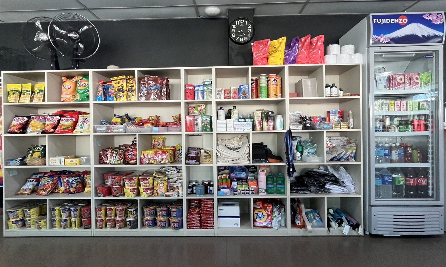 English Fella 1の売店。お菓子や飲み物、日用品の棚と冷蔵ケース