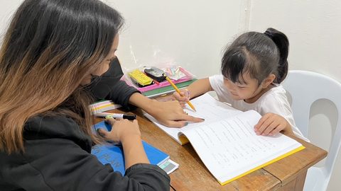 English Fella 2の親子留学。お子さまが講師とマンツーマンで授業を受けている
