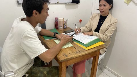 English Fella 2のマンツーマン授業。社会人の留学生と講師が机をはさんで会話