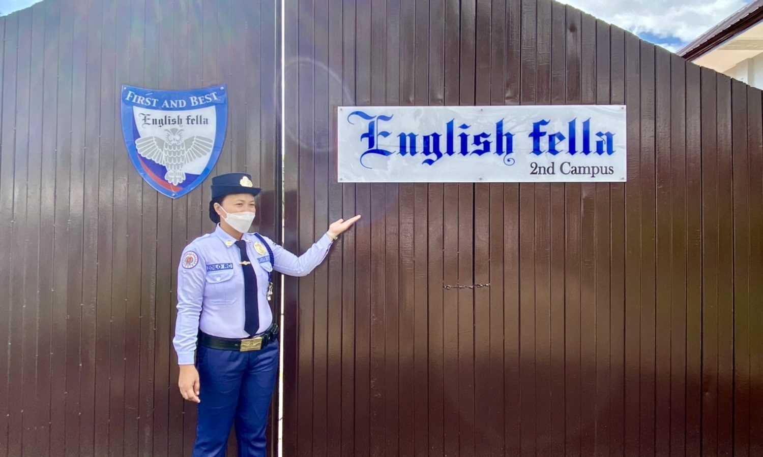 English Fella 2の正門。警備員が門の前に立っている
