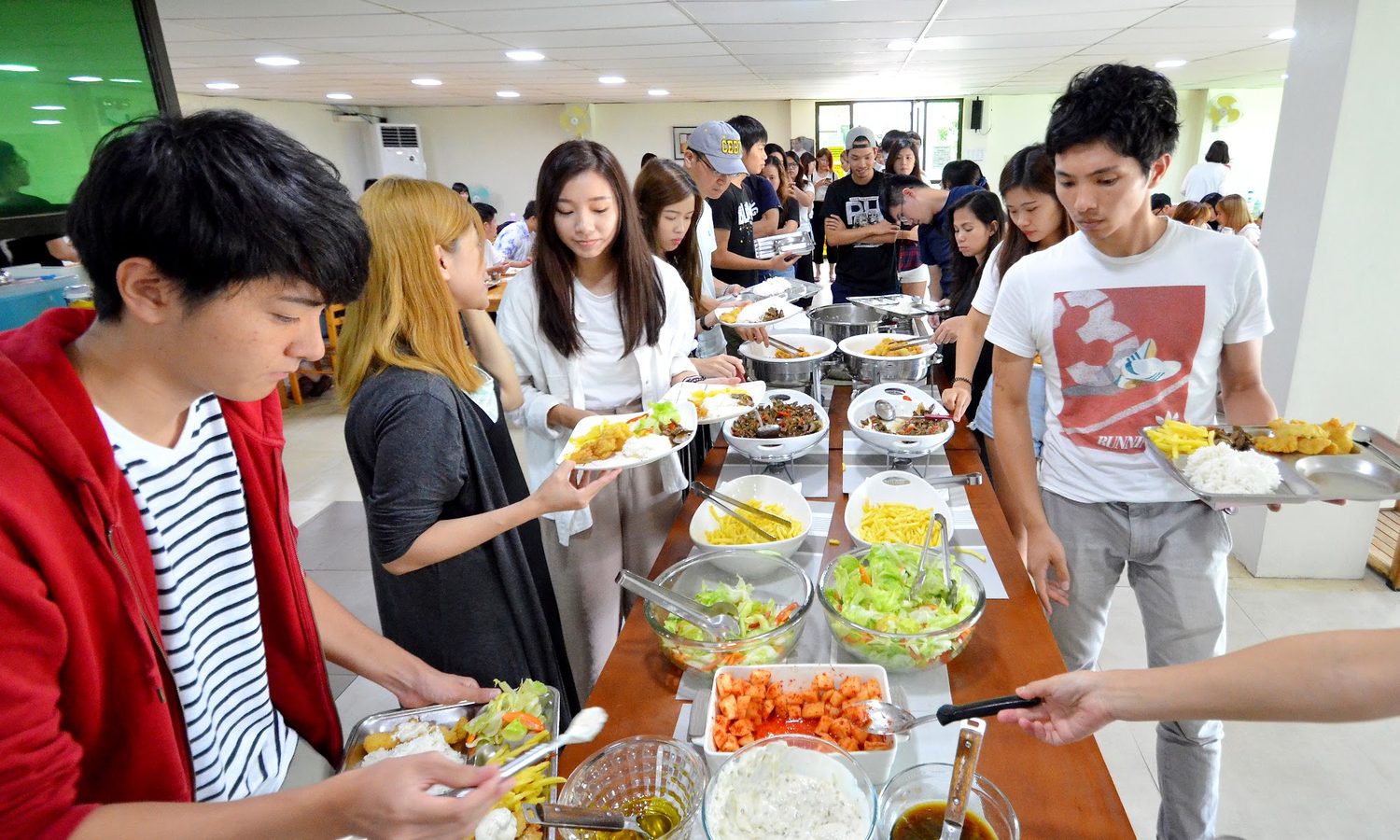 English Fella 2の学食。留学生がビュッフェの列で料理を取っている