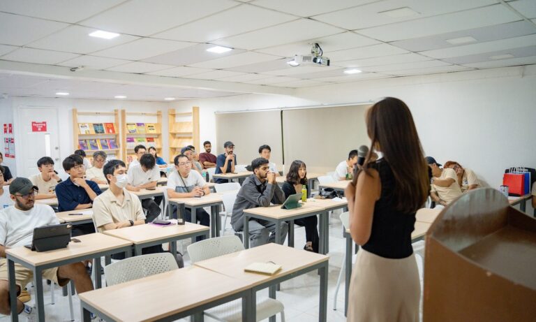 English Fella 2のFella Day。留学生が大勢の前で英語のプレゼンテーションをしている