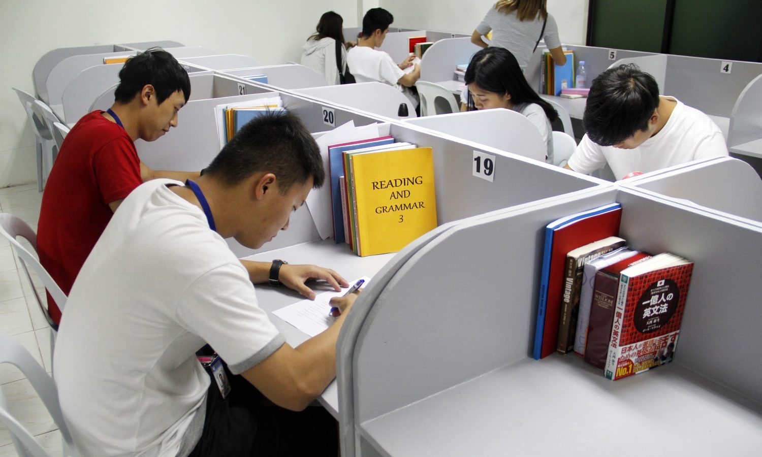 English Fella 2の義務自習の様子。仕切り付きの自習室で留学生が机に向かう