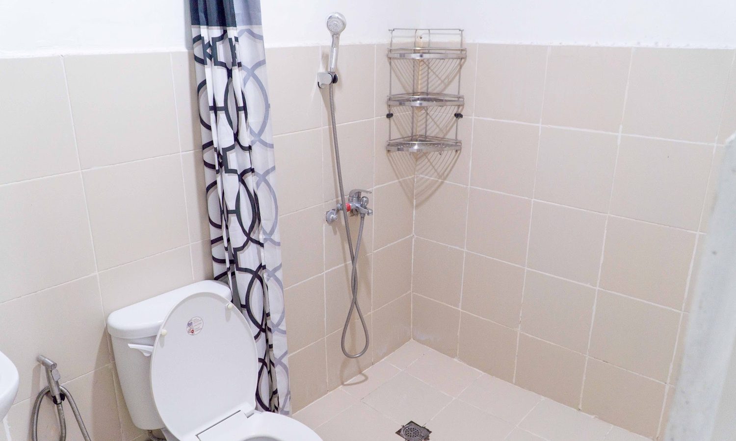English Fella 2のお部屋のシャワー・トイレ。トイレとシャワーが同じ室内にあり、シャワーカーテンで仕切る